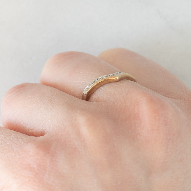 Anello a “V” in oro giallo e bianco 9K con diamanti (0.05ctw ca.), anno 1989