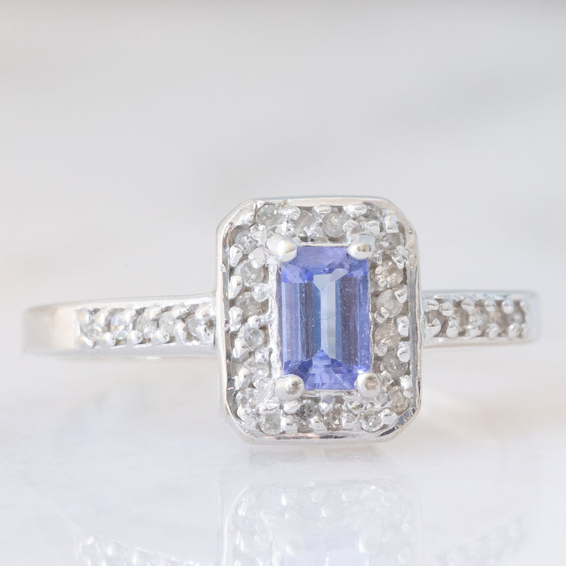 Anello a margherita in oro bianco 9K con tanzanite (0.30ct ca.) e diamanti (0.15ctw ca.), anni ‘90
