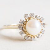 Vintage-Gänseblümchenring aus 14-karätigem Gelb- und Weißgold mit weißer Perle und Diamanten im Brillantschliff (ca. 0.18 ctw), 70er Jahre