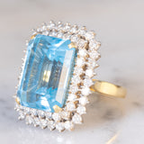 Anello da cocktail vintage in oro giallo e bianco 18K con topazio azzurro (20ct ca.) e diamanti di taglio brillante (1.70ctw ca.), anni ‘70