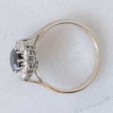 Vintage-Gänseblümchenring aus 18 Karat Weißgold mit Saphiren (ca. 1 ct) und Diamanten im Brillantschliff (ca. 0.60 ctw), 70er Jahre