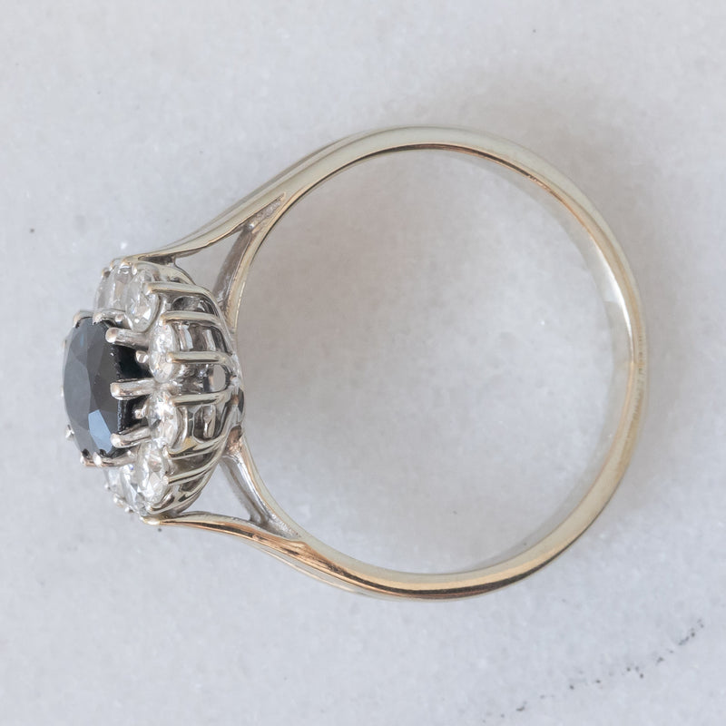 Anello a margherita vintage in oro bianco 18K con zaffiro (1ct ca.) e diamanti di taglio brillante (0.60ctw ca.), anni ‘70