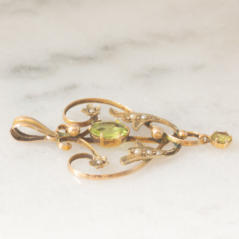 Pendente antico lavalier in oro giallo 9K con paste di vetro verde chiaro e perline bianche, anni ‘10/‘20