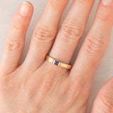 Solitario a fascia vintage in oro giallo 14K con zaffiro di taglio carré (0.18ct ca.), anni ‘70