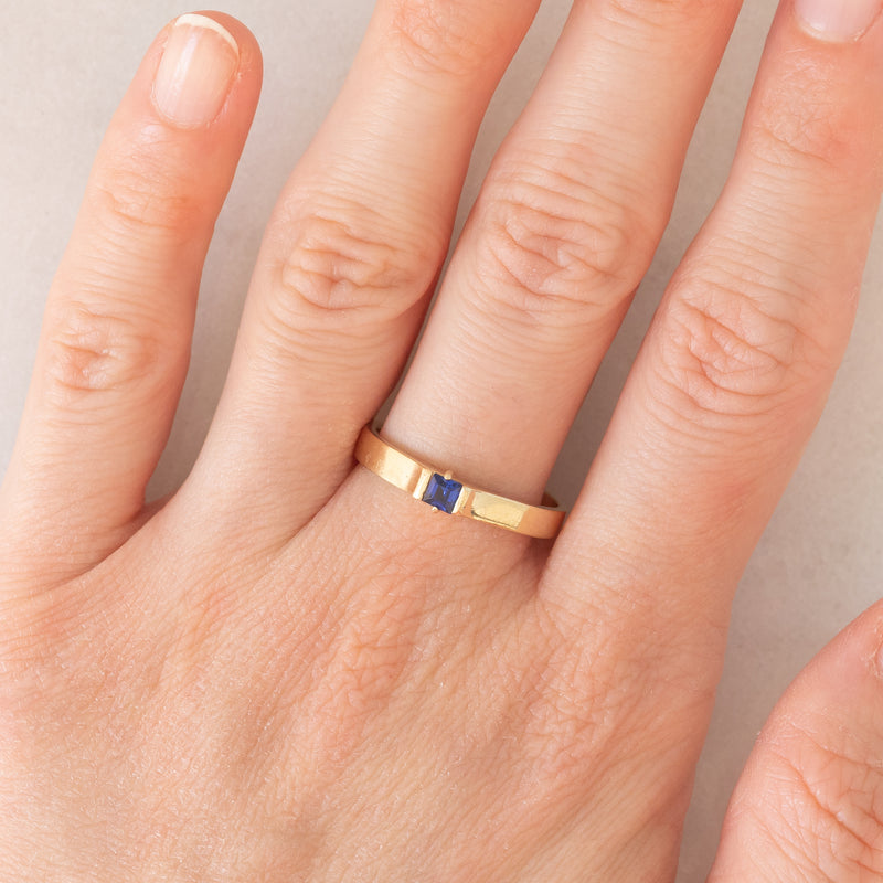 Solitario a fascia vintage in oro giallo 14K con zaffiro di taglio carré (0.18ct ca.), anni ‘70