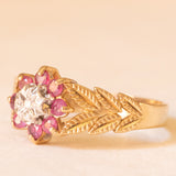 Vintage-Blumenring aus 9-karätigem Gelb- und Weißgold mit synthetischen Rubinen (ca. 0.40 ctw) und Diamant sowie mit seitlichen Verzierungen in Form von Blättern, 1989