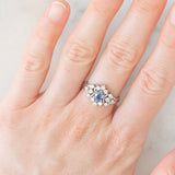 Anello a margherita vintage in platino con zaffiro (0.60ct) e diamanti (0.41ctw), anni ‘90