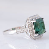 Anello a margherita vintage in oro bianco 18K con tormalina verde (2.80ct) e diamanti (0.40ctw), anni ‘2000