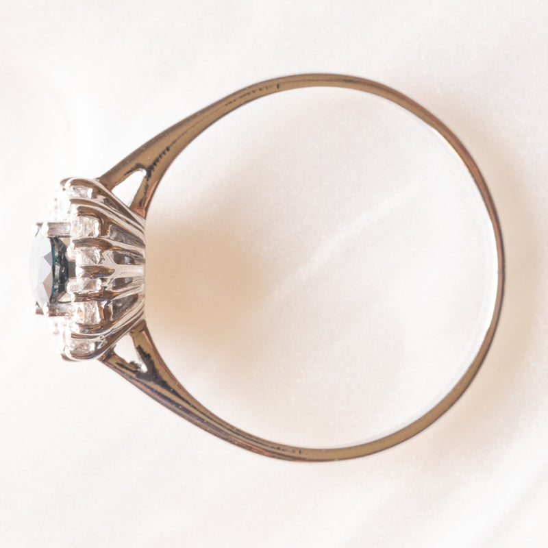 Anello a margherita in oro bianco 14K con zaffiro (0.50ct ca.) e diamanti di taglio brillante (0.30ctw ca.), anni ‘70