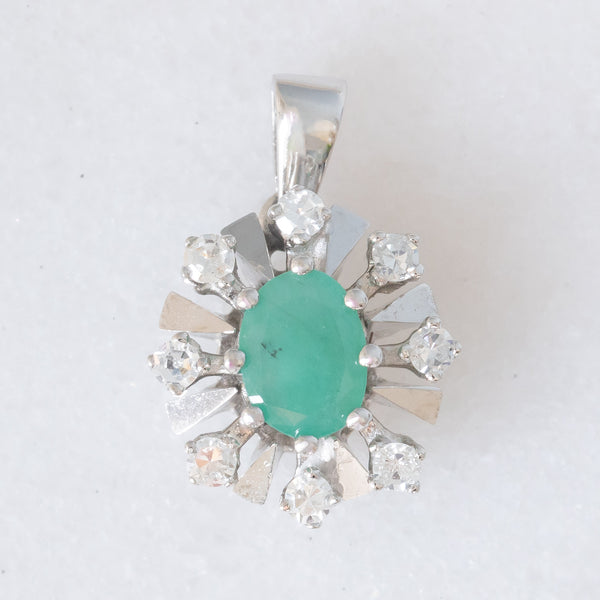 Pendente a margherita vintage in oro bianco 14K con smeraldo (0.26ct ca.) e diamanti (0.08ctw ca.), anni ‘70