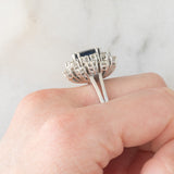 Anello a margherita vintage in oro bianco 14K con zaffiro (2.60ct ca.) e diamanti di taglio brillante (1.50ctw ca.), anni ‘60