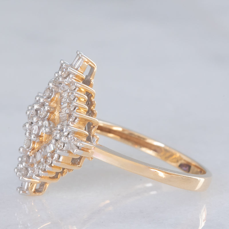 Anello vintage in oro giallo e bianco 14K con diamanti di taglio brillante e baguette (0.75ctw ca.), anni ‘70/‘80