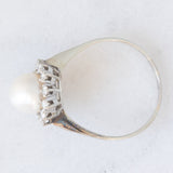 Anello a margherita vintage in oro bianco 18K con perla bianca e diamanti di taglio brillante (0.48ctw ca), anni ‘60