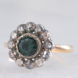 Anillo antiguo de oro amarillo de 14 quilates y plata con margaritas, topacio azul (aprox. 0.40 ct) y diamantes talla rosa (aprox. 0.22 ct), principios del siglo XX.