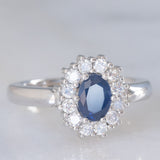 Anello a margherita vintage in oro bianco 14K con zaffiro (1.15ct ca.) e diamanti di taglio brillante (0.48ctw ca.), anni ‘80