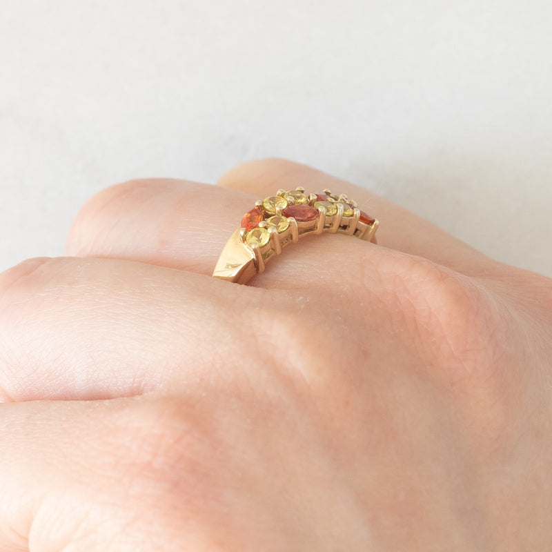 Anello vintage in oro giallo 9K con zaffiri sintetici arancioni e gialli (0.80ctw ca.), anni ‘90
