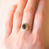 Anello a margherita vintage in oro giallo e bianco 9K con zaffiro (1.40ct ca.) e diamanti, anni ‘70