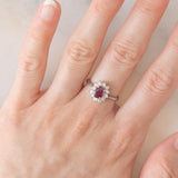 Anello a margherita vintage in platino con rubino (0.62ct) e diamanti (0.36ctw), anni ‘70/‘80
