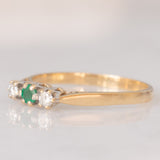 Trilogy vintage in oro giallo 9K con smeraldo (0.05ct ca.) e diamanti di taglio brillante (0.08ctw ca.), anno 1987