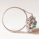 Vintage-Gänseblümchenring aus 14-karätigem Weißgold mit Smaragd (ca. 0.25 ct) und Diamanten (ca. 0.04 ctw), 70er Jahre