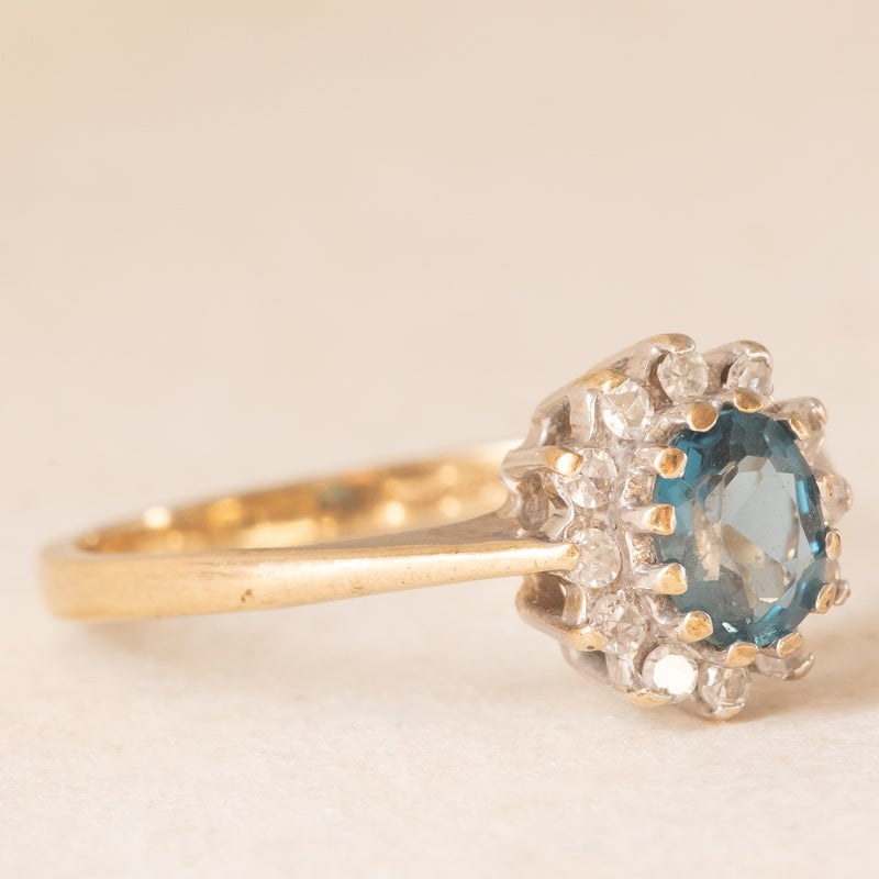 Anello a margherita vintage in oro giallo e bianco 9K con topazio azzurro (0.40ct ca.) e diamanti (0.12ctw ca.), anni ‘90