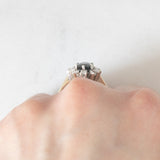 Anello a margherita vintage in oro bianco 14K con zaffiro (1ct ca.) e diamanti (0.24ctw ca.), anni ‘60/‘70