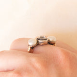 Trilogy antico in oro giallo 18K e argento con perle bianche e diamante di taglio vecchia miniera (0.48ct ca.), anni ‘10/‘20