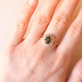 Anello a margherita vintage in oro giallo e bianco 9K con zaffiro (1.40ct ca.) e diamanti, anni ‘70
