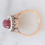 Anello a margherita vintage in oro giallo e bianco 14K con rubino (2.60ct ca.) e diamanti di taglio brillante (0.70ctw ca.), anni ‘60