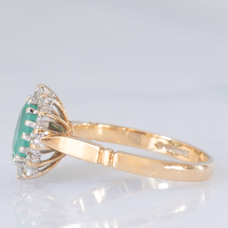 Anello a margherita vintage in oro giallo e bianco 9K con smeraldo (0.70ct ca.) e diamanti (0.20ctw ca.), anni ‘80