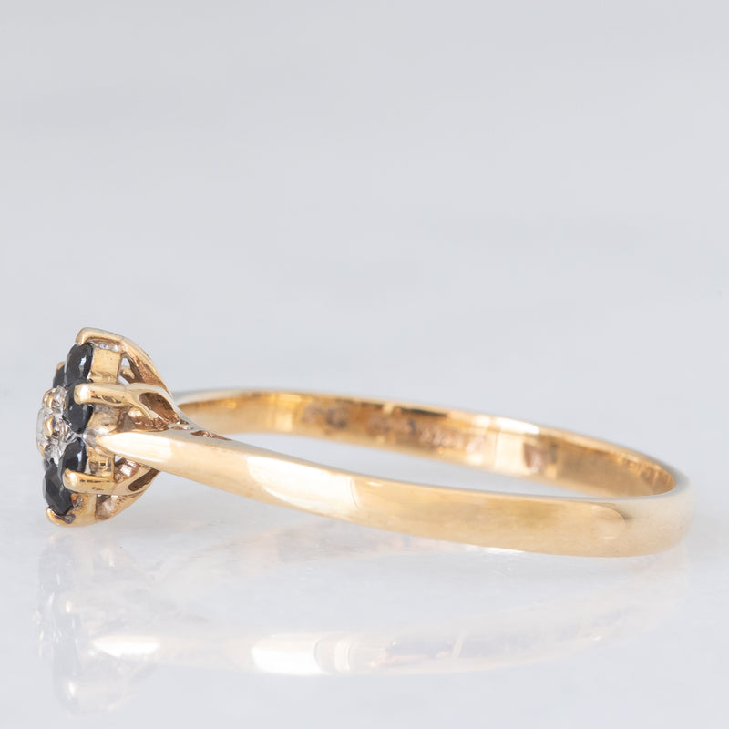 Anello a fiore vintage in oro giallo 9K con zaffiri (0.24ctw ca.) e diamante, anno 1984
