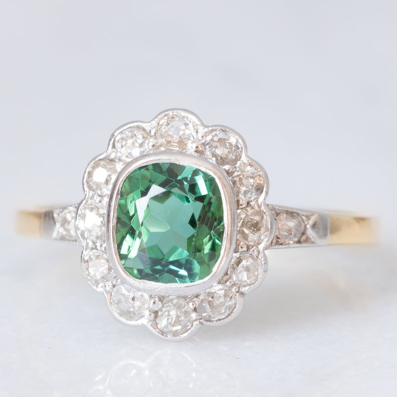 Anello a margherita antico in oro giallo 18K con tormalina verde (1ct ca.) e diamanti di taglio vecchia miniera (0.50ctw ca.), anni ‘20/‘30