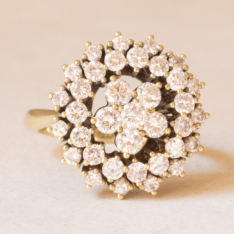 Anello a fiore vintage in oro giallo 18K con diamanti di taglio brillante (1.60ctw ca.), anni ‘60/‘70