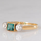 Trilogy antico in oro giallo 14K con tormalina verde di taglio carré (0.35ct ca.) e diamanti di taglio vecchia Europa (0.30ctw ca.), anni ‘20/‘30