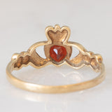 Anello Claddagh vintage in oro giallo 9K con granato di taglio a cuore (0.50ct ca.)