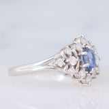 Anello a margherita vintage in platino con zaffiro (0.60ct) e diamanti (0.41ctw), anni ‘90