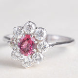 Vintage 18K white gold daisy ring with pink tourmaline (approx. 0.60ct) and brilliant cut diamonds (approx. 0.90ctw), 70s