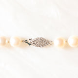 Collana vintage con filo di perle bianche coltivate con chiusura in oro bianco 14K, anni ‘50/‘60