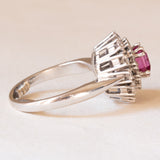 Vintage-Gänseblümchenring aus 18-karätigem Weißgold mit synthetischem Rubin (ca. 1 ct) und Diamanten im Brillantschliff (ca. 1.10 ctw), 70er Jahre