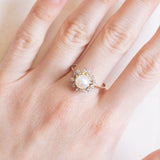 Vintage-Gänseblümchenring aus 14-karätigem Gelb- und Weißgold mit weißer Perle und Diamanten im Brillantschliff (ca. 0.18 ctw), 70er Jahre