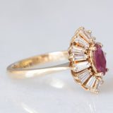 Anello ballerina vintage in oro giallo 14K con rubino (0.40ct ca.) e diamanti di taglio tapered (1ctw ca.), anni ‘70/‘80