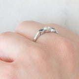 Trilogy vintage in oro bianco 14K con zaffiri (0.24ctw ca.) e diamante di taglio brillante (0.20ct ca.), anni ‘60/‘70