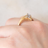 Anello bypass in oro giallo 9K con tanzaniti (0.91ctw ca.) e zaffiri bianchi