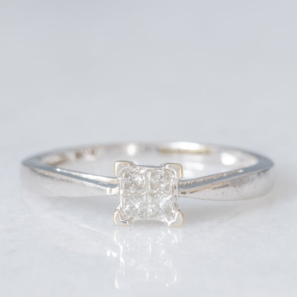 Anello “solitario” vintage in oro bianco 9K con illusion setting diamanti di taglio princess (0.15ctw ca.), anni ‘80/‘90