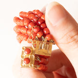 Vintage dreisträngiges Armband aus orangefarbenen Korallenperlen mit Verschluss aus 14 Karat Gelbgold und orangefarbener Koralle, 60er Jahre