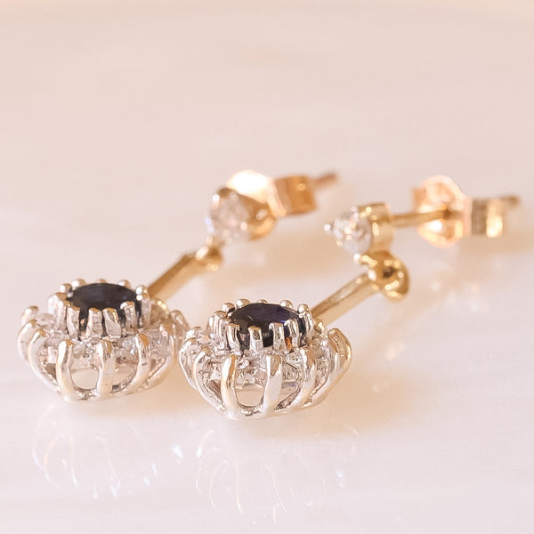 Orecchini pendenti vintage in oro giallo e bianco 9K con zaffiri (0.60ctw ca.) e diamanti (0.30ctw ca.)