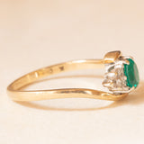 Anello bypass vintage in oro giallo e bianco 9K con pasta di vetro verde e diamanti (0.03ctw ca.), anni ‘80