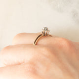 Anello a margherita in oro giallo 9K con zaffiro (0.08ct ca.) e diamanti (0.06ctw ca.), anni ‘70/‘80