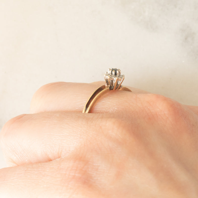 Anello a margherita in oro giallo 9K con zaffiro (0.08ct ca.) e diamanti (0.06ctw ca.), anni ‘70/‘80
