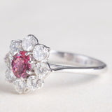 Vintage 18K white gold daisy ring with pink tourmaline (approx. 0.60ct) and brilliant cut diamonds (approx. 0.90ctw), 70s